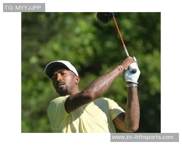 詹姆斯在家高尔夫模拟器练球分享精进球技的日常时光